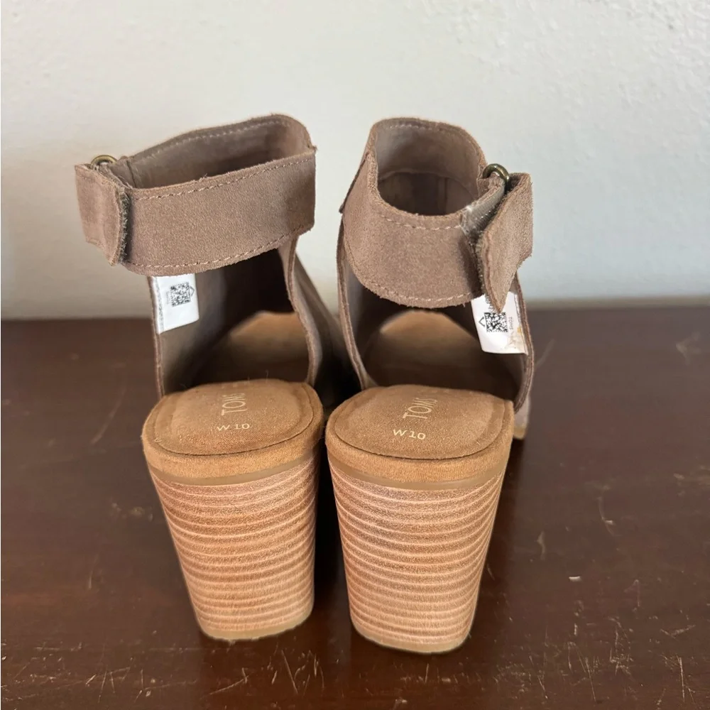 Toms Grenada Women's Taupe/Gray Sandals Suede/Perforated. 10 - Picture 2 of 8